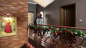 Lexi Dona'Nın Oral Yetenekleri Noel Videosunda Sergileniyor