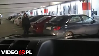 Genç Bir Polonyalı Kız, Bir Alışveriş Merkezi Otoparkında Arabada Oral Seks Yapıyor