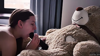 Plushies Tv'Nin En Iyi Seçimleri: Üniversite Öğrencisi Stefanie Knight Yurt Eyleminde