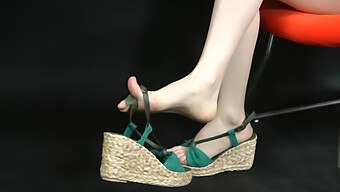 รองเท้าแตะที่ได้แรงบันดาลใจจาก Espadrille ในระยะใกล้ของเท้าชาวเอเชีย มุมมองที่ขยายใหญ่